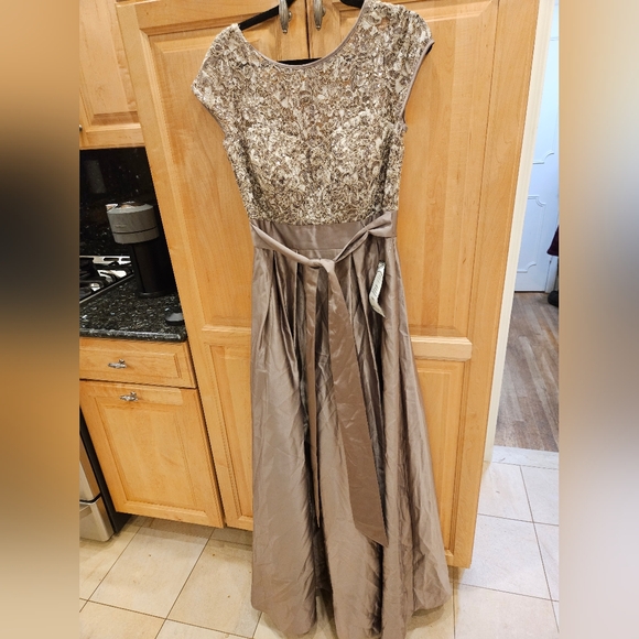 Xscape Embroidered Sequined Ball Gown Lace-Bodice Belted Gown Size 6 NWT - Picture 6 of 16